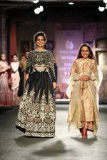 Kangana Ranaut walks for Anju Modi in IIJW 2014 in Grand Hyatt, Mumbai on 16th July 2014